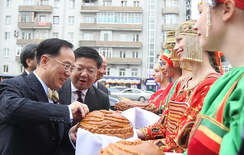 8月31日,香港特區(qū)行政長(zhǎng)官曾蔭權(quán)(左)在俄羅斯首都莫斯科舉行的“香港在莫斯科”推介會(huì)上接受“面包和鹽”禮遇。當(dāng)日,香港旅游發(fā)展局代表團(tuán)在莫斯科市中心一個(gè)大型貿(mào)易中心舉行香港旅游發(fā)展推介會(huì)。正在莫斯科訪問(wèn)的香港特區(qū)行政長(zhǎng)官曾蔭權(quán)特別到場(chǎng)祝賀,并開(kāi)啟了香港旅游推介文化周的彩色宣傳屏。新華社記者 魯金博 攝