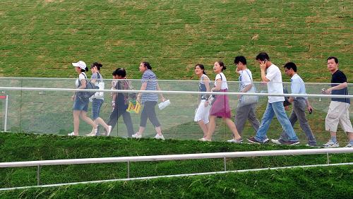 8月30日,游客在上海世博會(huì)愛爾蘭館參觀。根據(jù)世博官網(wǎng)的統(tǒng)計(jì),截至18時(shí),當(dāng)日入園參觀的游客人數(shù)為26.30萬,累計(jì)參觀人數(shù)達(dá)到4716.85萬。新華社記者 李百順 攝