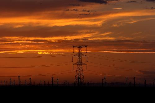 甘肅河西走廊750千伏輸變電工程位于瓜州境內(nèi)的輸電線路(7月15日攝)。甘肅河西走廊750千伏輸變電工程將于10月份建成,屆時(shí)在實(shí)現(xiàn)西北電網(wǎng)與新疆電網(wǎng)聯(lián)網(wǎng)、結(jié)束新疆電網(wǎng)孤網(wǎng)運(yùn)行的同時(shí),西北電網(wǎng)的主干網(wǎng)架將由330千伏提高到750千伏,實(shí)現(xiàn)輸變電能力的大幅升級。新華社記者 連振祥 攝