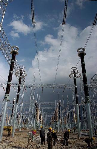 8月31日,工人在甘肅河西走廊750千伏輸變電工程酒泉變電站施工。新華社記者 連振祥 攝