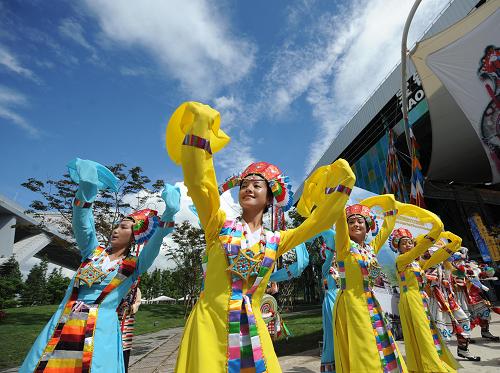 9月1日上午,參加西藏周活動(dòng)的演員在上海世博會(huì)寶鋼大舞臺(tái)表演。根據(jù)天氣預(yù)報(bào),受今年第7號(hào)臺(tái)風(fēng)“圓規(guī)”影響,上海在9月1日下午或晚間可能將出現(xiàn)強(qiáng)風(fēng)暴雨天氣。截至當(dāng)日上午,世博園依然風(fēng)和日麗。園方已提前部署應(yīng)急防范措施,防御臺(tái)風(fēng)來(lái)襲。新華社記者 藺以光 攝