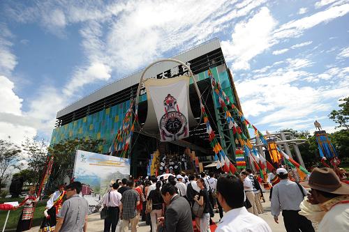 9月1日上午,嘉賓抵達(dá)上海世博會(huì)寶鋼大舞臺(tái),準(zhǔn)備參加西藏活動(dòng)周開幕式。新華社記者 藺以光 攝