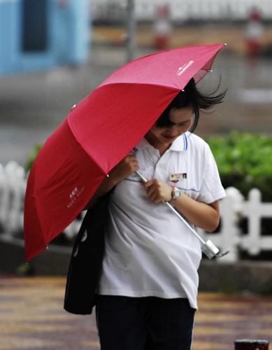 9月2日,閩南泉州石獅市的一位市民冒著風(fēng)雨出行。今年第8號熱帶風(fēng)暴“獅子山”于當(dāng)日6時50分在福建漳浦古雷鎮(zhèn)登陸,登陸時中心氣壓990百帕,近中心最大風(fēng)力9級(23米/秒),受“獅子山”影響,福建漳州沿海部分出現(xiàn)暴雨,東山和漳浦兩縣局部出現(xiàn)大暴雨。新華社記者 魏培全 攝