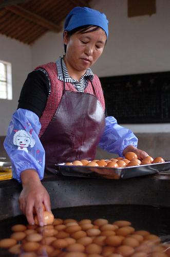 9月1日,寧夏固原市彭堡鎮(zhèn)楊忠堡小學(xué)的工作人員在為學(xué)生們煮雞蛋。新華社記者 覃海石 攝