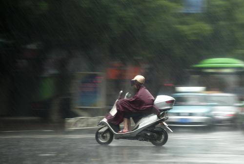9月2日7時30分許,福建省漳州市出現(xiàn)短時強降雨,當(dāng)?shù)厝罕娒坝瓿鲂小P氯A社記者 姜克紅 攝