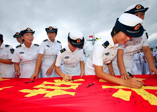 9月6日,女兵們在“和平方舟”號醫(yī)院船舉行的宣誓儀式上簽字。新華社記者 查春明 攝