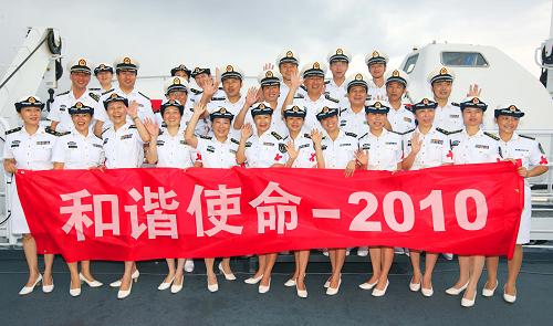 9月6日,海軍醫(yī)務(wù)人員隨“和平方舟”醫(yī)院船駛向大洋。新華社記者 查春明 攝