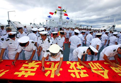 9月6日,官兵們在“和平方舟”號醫(yī)院船舉行的宣誓儀式上簽字。新華社記者 查春明 攝