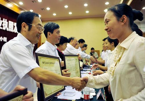 9月6日,首批83位微型企業(yè)創(chuàng)業(yè)者領(lǐng)取工商營業(yè)執(zhí)照。當(dāng)日,重慶市首批83名微型企業(yè)創(chuàng)業(yè)者獲得工商部門頒發(fā)的營業(yè)執(zhí)照,他們分別獲得1.6萬元至5萬元不等的政府扶持資金,以及相關(guān)的財(cái)政、稅收和金融政策支持。今年7月,《重慶市微型企業(yè)創(chuàng)業(yè)扶持管理辦法(試行)》出臺(tái)實(shí)施,政府重點(diǎn)扶持的微型企業(yè)為雇工(含投資者)20人以下、創(chuàng)業(yè)者投資金額10萬元以下的企業(yè)。重慶市發(fā)展微型企業(yè)采取“1+3”模式,即“投資者出一點(diǎn)、財(cái)政補(bǔ)一點(diǎn)、稅收返一點(diǎn)、金融機(jī)構(gòu)貸一點(diǎn)”,今后兩年半將發(fā)展6萬戶微型企業(yè),新增30萬個(gè)就業(yè)崗位。截至目前,全市鄉(xiāng)鎮(zhèn)、街道已受理創(chuàng)業(yè)申請(qǐng)3971人。首批83戶微型企業(yè)注冊(cè)資本金總量達(dá)811萬元,共獲得財(cái)政扶持資金237.18萬元。新華社記者 陳誠 攝