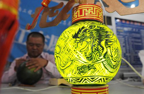 9月6日,浙江志愿者正在烏魯木齊新疆維吾爾自治區(qū)圖書館展覽現(xiàn)場制作西瓜燈。當(dāng)日,浙江文化志愿者正式啟動了在新疆的文化援疆活動。志愿者組織了文化志愿講師團(tuán)和展覽作品,將分別在烏魯木齊市、阿克蘇地區(qū)及新疆生產(chǎn)建設(shè)兵團(tuán)農(nóng)一師開展為期15天的“大展臺”“大講堂”活動,其中包括具有浙江地域特色的攝影圖片展、浙江非物質(zhì)文化遺產(chǎn)手工技藝現(xiàn)場展示、有關(guān)音樂、舞蹈的專項(xiàng)講座等。該活動是文化部“全國文化志愿者邊疆行”的一項(xiàng)重要內(nèi)容,旨在為內(nèi)地和邊疆民族地區(qū)搭建一個交流互動的平臺,為新疆文化隊(duì)伍建設(shè)的發(fā)展提供了精神動力和智力支持。新華社記者 王菲 攝