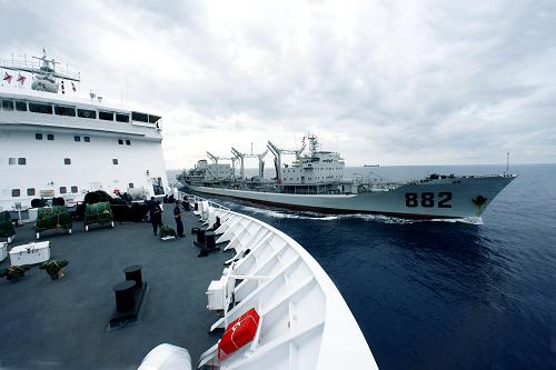 9月8日,“和平方舟”醫(yī)院船在馬六甲海峽西側(cè)進行首次海上橫向補給。當日,在馬六甲海峽與印度洋連接處,前往亞丁灣海域及吉布提等亞非五國執(zhí)行“和諧使命—2010”任務(wù)的“和平方舟”號醫(yī)院船成功進行了首次海上補給。此次補給采用的是航行中橫向補給的方式。補給結(jié)束后,“和平方舟”號醫(yī)院船將繼續(xù)向亞丁灣海域進發(fā)。按計劃,在抵達任務(wù)海區(qū)和亞非五國港口期間,還將進行數(shù)次補給。新華社記者 查春明 攝