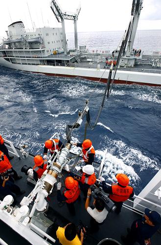 9月8日,“和平方舟”醫(yī)院船官兵在進行補給裝置對接。新華社記者 查春明 攝