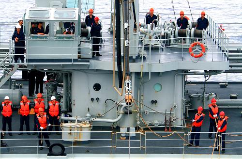 9月8日,“鄱陽湖”號綜合補給艦在向“和平方舟”醫(yī)院船輸送輸油管線。新華社記者 查春明 攝