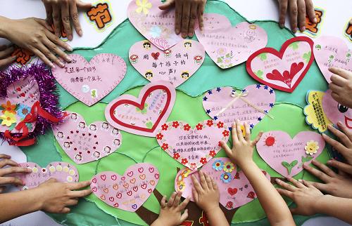 9月7日,師生們一起制作“愛(ài)心承諾樹(shù)”。當(dāng)日,天津市南開(kāi)區(qū)第十八幼兒園的教師們將自己對(duì)師德的感悟和對(duì)教育的責(zé)任寫(xiě)在承諾卡上,制作成“愛(ài)心承諾樹(shù)”,展示給學(xué)生和家長(zhǎng),接受監(jiān)督,以這種方式表達(dá)對(duì)教育事業(yè)的熱愛(ài),慶祝即將到來(lái)的教師節(jié)。新華社發(fā)(李想 攝)