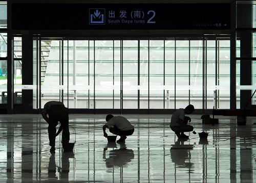 9月9日,工人們?cè)诩磳⒂玫臏几哞F虹橋站進(jìn)站口進(jìn)行清潔施工。目前,滬杭高鐵上海虹橋站已進(jìn)入最后調(diào)試階段。今年10月,滬杭高鐵將正式開通運(yùn)營(yíng)。滬杭高鐵全長(zhǎng)160公里,設(shè)計(jì)時(shí)速為350公里,通車后杭州與上海之間38分鐘可直達(dá),比目前最快的滬杭動(dòng)車組列車還要快40分鐘。新華社發(fā)(鈕一新 攝)