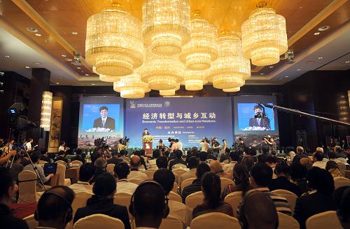 9月9日拍攝的上海世博會(huì)第五場(chǎng)主題論壇——“經(jīng)濟(jì)轉(zhuǎn)型與城鄉(xiāng)互動(dòng)”論壇開(kāi)幕式現(xiàn)場(chǎng)。新華社記者 王定昶 攝