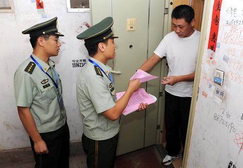9月14日,青島中韓邊防派出所民警正上門為轄區(qū)居民送達(dá)人口普查預(yù)約通知書。新華社記者 李紫恒 攝