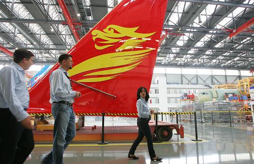 9月14日,參會(huì)代表在空客A320系列飛機(jī)天津總裝線參觀。新華社記者 安希雅 攝