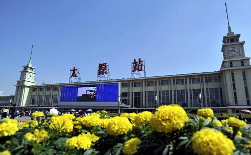 9月27日,太原火車站新配置的巨型LED顯示屏與擺放的花卉相互映襯,顯出濃濃的節(jié)日氛圍。國(guó)慶臨近,山西太原火車站新配備了210平方米巨型LED顯示屏,并擺放了多組花卉,喜迎國(guó)慶。新華社發(fā)(高新生 攝)