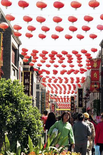 9月28日,人們?cè)诩t燈高掛的天津估衣街上逛街、購(gòu)物。國(guó)慶將至,天津市各個(gè)景點(diǎn)、小區(qū)及街道紛紛掛起造型各異的大紅燈籠,迎接國(guó)慶的到來(lái)。新華社發(fā)(孫繼武 攝)
