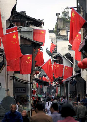 9月27日,人們從懸掛著國(guó)旗的黃山屯溪老街中走過(guò)。為慶祝新中國(guó)成立61周年,安徽黃山腳下的屯溪老街260余家店鋪都在店門(mén)口懸掛國(guó)旗,鮮艷的五星紅旗使這條800多米長(zhǎng)的歷史文化老街充滿喜慶的節(jié)日氣氛。新華社發(fā)(施廣德 攝)