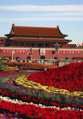 9月28日拍攝的花團(tuán)錦簇的天安門(mén)廣場(chǎng)。國(guó)慶佳節(jié)臨近,首都北京天安門(mén)廣場(chǎng)花團(tuán)錦簇,各式花壇把這里裝扮的格外美麗。新華社發(fā)(卜向東 攝)