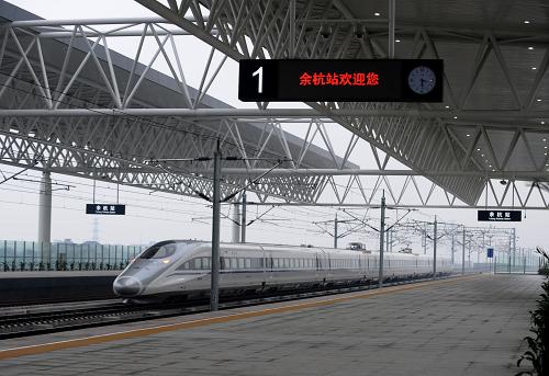9月28日,一輛國產(chǎn)“和諧號”列車從滬杭高鐵余杭站經(jīng)過。據(jù)承建單位中鐵建工集團上海分公司介紹,目前滬杭高鐵余杭站建設(shè)工程已全部完成并通過了初步驗收。余杭站規(guī)模約13000平方米,站臺長513米,進站口、候車室在一層,站臺位于二層的南北兩側(cè),一層與二層地面高度差約17米。滬杭高鐵連接上海、杭州兩大城市,全長202公里,設(shè)計時速350公里。由上海虹橋站引出,途經(jīng)上海市閔行、松江、金山區(qū)和浙江省嘉興、杭州市,終到杭州東站,規(guī)劃年輸送旅客為單向8000萬人次。 新華社記者 韓傳號 攝