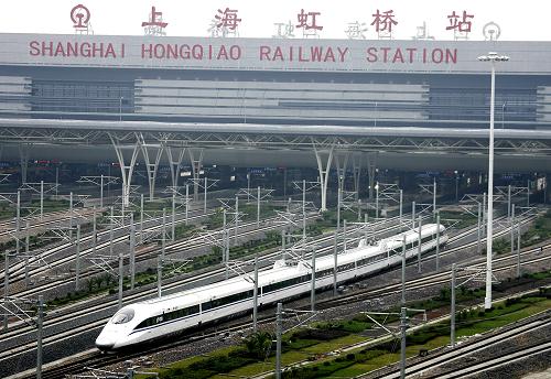 9月28日,國產(chǎn)“和諧號”CRH380A新一代高速動車組正快速駛離上海虹橋站。當日,國產(chǎn)“和諧號”CRH380A新一代高速動車組,在滬杭高鐵從杭州到上海虹橋試運行途中,最高時速達到416.6公里,再次刷新運營試驗最高速。新華社記者 陳飛 攝