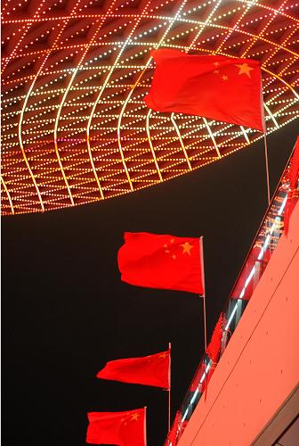 9月28日晚,世博軸陽光谷旁的國(guó)旗迎風(fēng)招展。新華社記者 徐昱 攝