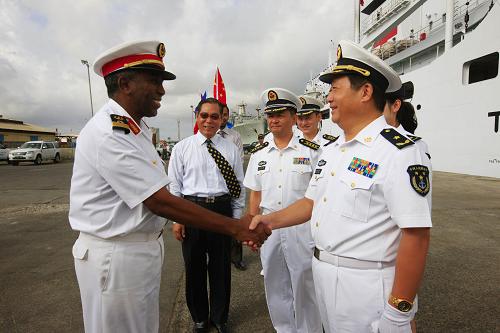 9月29日,吉布提海軍司令阿卜杜拉曼(左)在碼頭同“和諧使命—2010”任務(wù)指揮員包裕平話別。新華社記者 查春明 攝