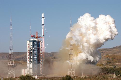 10月6日8時(shí)49分,我國在太原衛(wèi)星發(fā)射中心用“長征四號(hào)乙”運(yùn)載火箭,成功將“實(shí)踐六號(hào)”04組兩顆空間環(huán)境探測(cè)衛(wèi)星送入太空?;鸺w行約11分鐘后,“實(shí)踐六號(hào)”04組A星與火箭分離;繼續(xù)飛行約1分鐘后,B星與火箭分離。兩顆衛(wèi)星均成功進(jìn)入預(yù)定軌道。圖為火箭點(diǎn)火升空的瞬間。新華社發(fā)(尚春雅 攝)