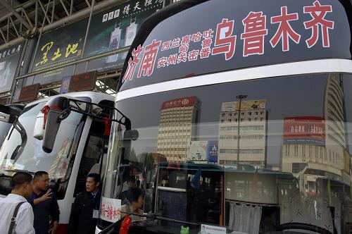 10月6日,在濟(jì)南廣場(chǎng)汽車站,乘客準(zhǔn)備乘坐濟(jì)南至烏魯木齊的長(zhǎng)途巴士。當(dāng)日,山東省目前最長(zhǎng)的公路客運(yùn)班線——濟(jì)南至烏魯木齊班車在濟(jì)南廣場(chǎng)汽車站首發(fā)。班線全程3574公里,票價(jià)600元,運(yùn)行45個(gè)小時(shí),途徑西安、蘭州、哈密、達(dá)坂城等地。新華社記者 郭緒雷 攝
