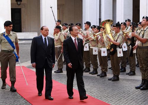 10月7日,中國(guó)國(guó)務(wù)院總理溫家寶在羅馬出席意大利總理貝盧斯科尼舉行的歡迎儀式。新華社記者 龐興雷 攝