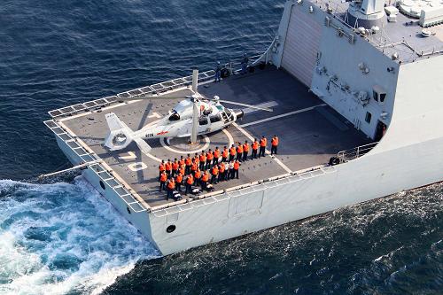 10月7日,在亞丁灣海域,中國海軍舉行代號(hào)為“藍(lán)海天使-2010”醫(yī)療協(xié)同救護(hù)演練。正在執(zhí)行“和諧使命-2010”任務(wù)的“和平方舟”號(hào)醫(yī)院船與中國海軍第六批護(hù)航編隊(duì),當(dāng)天在亞丁灣海域舉行代號(hào)為“藍(lán)海天使-2010”醫(yī)療協(xié)同救護(hù)演練。新華社記者 查春明 攝
