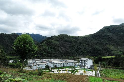 10月10日,這是將災(zāi)后重建與生態(tài)文明建設(shè)相結(jié)合的甘肅康縣岸門口鎮(zhèn)青崗壩村全貌。新華社記者 高健鈞 攝