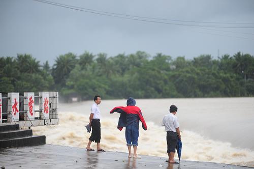 10月16日,海南省瓊海市萬泉河水快速上漲,幾位市民在觀察水情。海南省氣象臺從16日5時起發(fā)布海南文昌、瓊海、萬寧、陵水、三亞5個市縣暴雨橙色預(yù)警信號,預(yù)計未來6小時內(nèi)降雨量將達(dá)100毫米以上且降雨可能持續(xù);同時繼續(xù)發(fā)布??凇⒍ò?、澄邁3個市縣暴雨橙色預(yù)警信號,提醒有關(guān)部門和人員做好防范工作。目前海南省已啟動全省暴雨Ⅳ級應(yīng)急響應(yīng)。新華社發(fā)(蒙鐘德 攝)