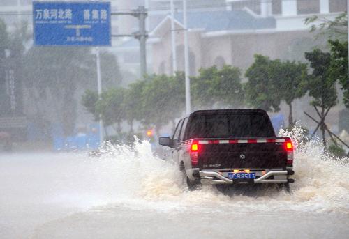 10月16日,海南瓊海市街頭積水嚴(yán)重,汽車駛過水花四濺。新華社發(fā)(蒙鐘德 攝)