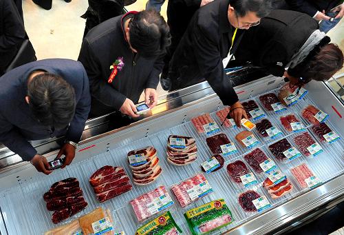 客商們在參觀經(jīng)過加工分割后的冷鮮肉品種(資料照片)。新華社記者 王頌 攝
