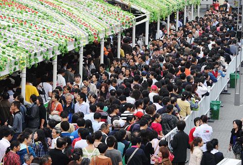 10月20日,游客在上海世博園尼泊爾館外排隊(duì)等候入園。當(dāng)日,上海世博園參觀人數(shù)仍在高位運(yùn)行。截至當(dāng)日18時(shí),參觀人數(shù)達(dá)61.07萬(wàn)。世博會(huì)累計(jì)參觀人數(shù)已達(dá)6724.11萬(wàn)。新華社記者 李健 攝