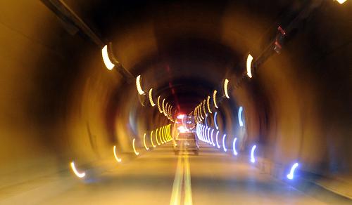 10月22日,一輛車行駛在國道214線昌都至邦達(dá)機(jī)場公路新開通的年拉山隧道內(nèi)。新華社記者 格桑達(dá)瓦 攝