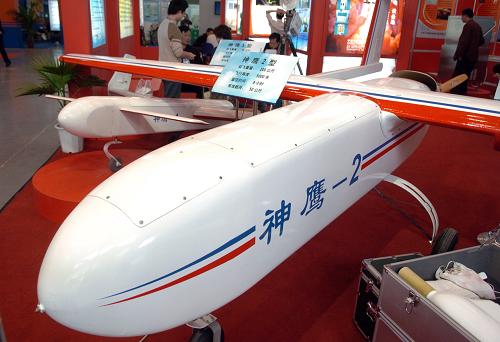 2006年11月10日,由民營(yíng)企業(yè)寧波貝斯特航空技術(shù)工程有限公司制造的神鷹-2型無(wú)人機(jī)正在杭州展出。十一五期間,浙江的民營(yíng)資本逐漸向高科技、新能源、低碳、高附加值、具有核心競(jìng)爭(zhēng)力等產(chǎn)業(yè)滲透。新華社記者 王定昶 攝