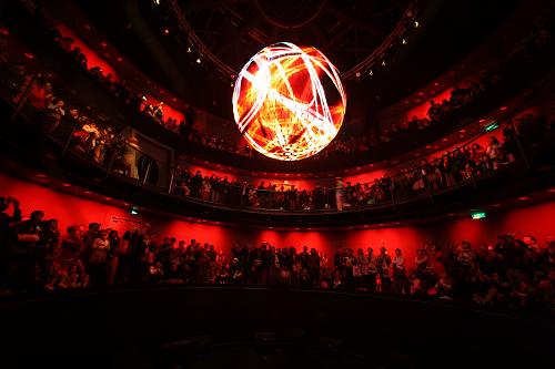 在上海世博園,觀眾在德國館的動(dòng)力之源展廳參與互動(dòng)(10月30日攝)。新華社發(fā)