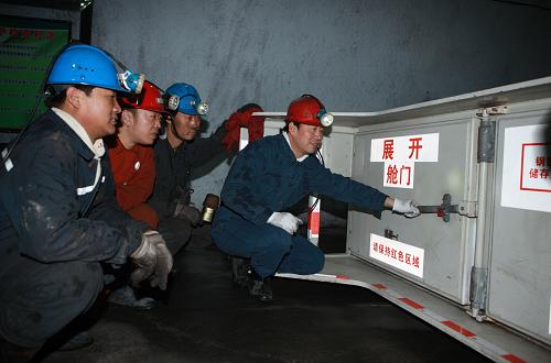 11月2日,塔山煤礦安全培訓(xùn)中心工作人員(右一)向井下員工講解救生艙使用方法。近日,國(guó)內(nèi)首臺(tái)礦用軟體救生艙在山西省大同煤礦集團(tuán)公司塔山煤礦入井試用。這種軟體救生艙可以同時(shí)容納10到35人緊急避難,并且能夠在3分鐘之內(nèi)完全展開,在不需要外部能源的基礎(chǔ)上,提供96小時(shí)以上的基本生存保障,可在礦難發(fā)生時(shí)為被困礦工提供一個(gè)安全的密閉空間,對(duì)外抵御爆炸沖擊、高溫?zé)煔狻⒚绊斕?,隔絕有害有毒氣體,對(duì)內(nèi)提供氧氣、食物和水,使被困礦工贏得較長(zhǎng)的生存時(shí)間。新華社發(fā)(趙軍 攝)