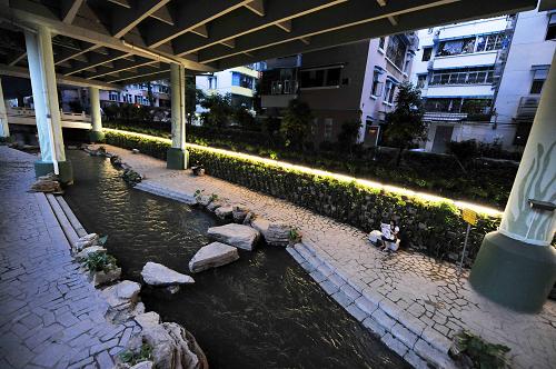 夜幕降臨下的東濠涌(10月25日攝)。東濠涌在廣州市越秀區(qū)轄區(qū)內(nèi),源于白云山南麓麓湖,向南沿小北路、越秀路東側(cè)流至大沙頭西部的東堤鐵橋處匯入珠江。新華社記者 陳曄華 攝