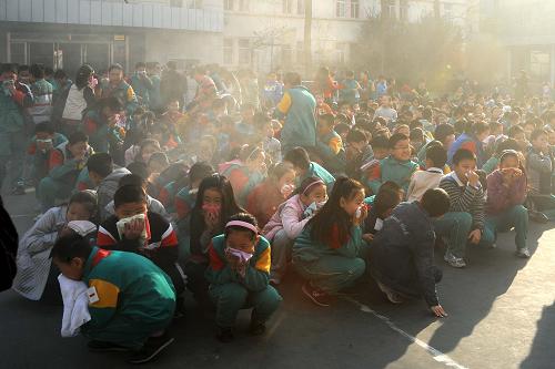 11月8日,山東師范大學(xué)附屬小學(xué)的學(xué)生們?cè)谙朗枭⒀萘?xí)中模擬疏散到空曠區(qū)域。11月8日,在山東省濟(jì)南市,山東師范大學(xué)附屬小學(xué)舉行主題為“珍愛生命遠(yuǎn)離火災(zāi)”的消防疏散演習(xí),該校3000多名小學(xué)生參加了此次演習(xí)。演習(xí)內(nèi)容包括消防講座、模擬疏散、滅火演練等內(nèi)容,通過演習(xí)進(jìn)一步增強(qiáng)在校師生的安全意識(shí),提高在火災(zāi)中安全自救自護(hù)的能力。新華社記者 徐速繪 攝