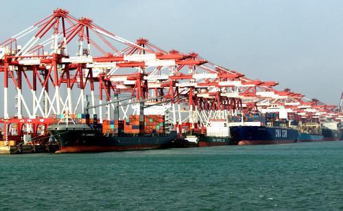 11月8日,在位于國(guó)家級(jí)青島經(jīng)濟(jì)技術(shù)開發(fā)區(qū)的青島前灣港集裝箱碼頭,幾艘大型集裝箱船正在有序進(jìn)行裝卸作業(yè)。截至11月上旬,青島港集裝箱吞吐量超過(guò)1000萬(wàn)箱,全年計(jì)劃目標(biāo)有望提前完成。據(jù)悉,在青島港的“十二五”規(guī)劃中,集裝箱吞吐量2015年將達(dá)到2000萬(wàn)標(biāo)準(zhǔn)箱的目標(biāo)。 新華社發(fā)(王偉卿 攝)