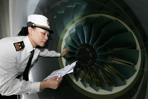 11月9日,珠海拱北海關關員查看進境的飛機發(fā)動機模型。當日,即將舉行的第八屆中國國際航空航天博覽會(珠海航展)首批國外展品運抵珠海機場。拱北海關在灣仔口岸啟用“航展物資專用窗口”,并在機場實物驗放,為該批12個集裝箱、461件貨物辦理了通關手續(xù),確保航展物資順利布展。首批進境展品種類繁多,包括飛機模型、發(fā)動機模型、航空航天儀器、飛行設備及模型等。新華社發(fā)(張建林 攝)