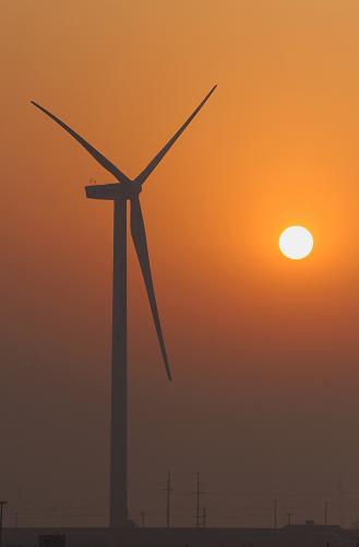 11月10日早晨拍攝的位于連云港沿海灘涂的灌云縣風(fēng)電場風(fēng)力發(fā)電機組。 當天,江蘇連云港市灌云縣風(fēng)電場風(fēng)電機組在經(jīng)過調(diào)試后正式并網(wǎng)發(fā)電。灌云縣風(fēng)電場由中國華電集團投資興建,總投資11億元,建設(shè)規(guī)模為50臺2兆瓦陸上單機發(fā)電機組,年發(fā)電量達2億千瓦時。新華社發(fā)(耿玉和 攝)