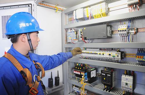 11月10日,工程技術(shù)人員對灌云縣風(fēng)電場發(fā)電機組控制屏進行調(diào)試。 新華社發(fā)(耿玉和 攝)