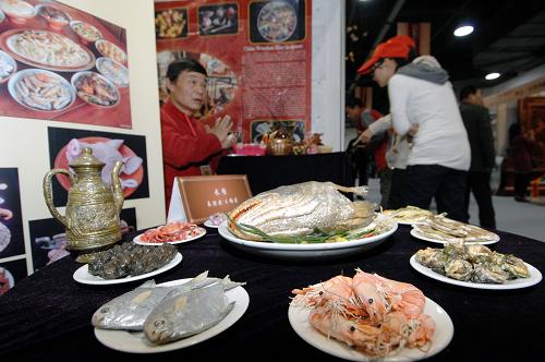 11月11日,參觀者在非物質(zhì)文化遺產(chǎn)博覽會(huì)上觀看米塑作品。米塑是以煮熟的米粉團(tuán)為原料的一種中國(guó)傳統(tǒng)雕塑工藝。當(dāng)日,2010中國(guó)(浙江)非物質(zhì)文化遺產(chǎn)博覽會(huì)在杭州開幕。本屆博覽會(huì)共匯集了二十個(gè)省市近200個(gè)項(xiàng)目的非物質(zhì)文化遺產(chǎn)項(xiàng)目參展。博覽會(huì)期間,還將舉辦非物質(zhì)文化遺產(chǎn)項(xiàng)目精品專場(chǎng)拍賣會(huì)等一系列活動(dòng)。新華社記者 鞠煥宗 攝